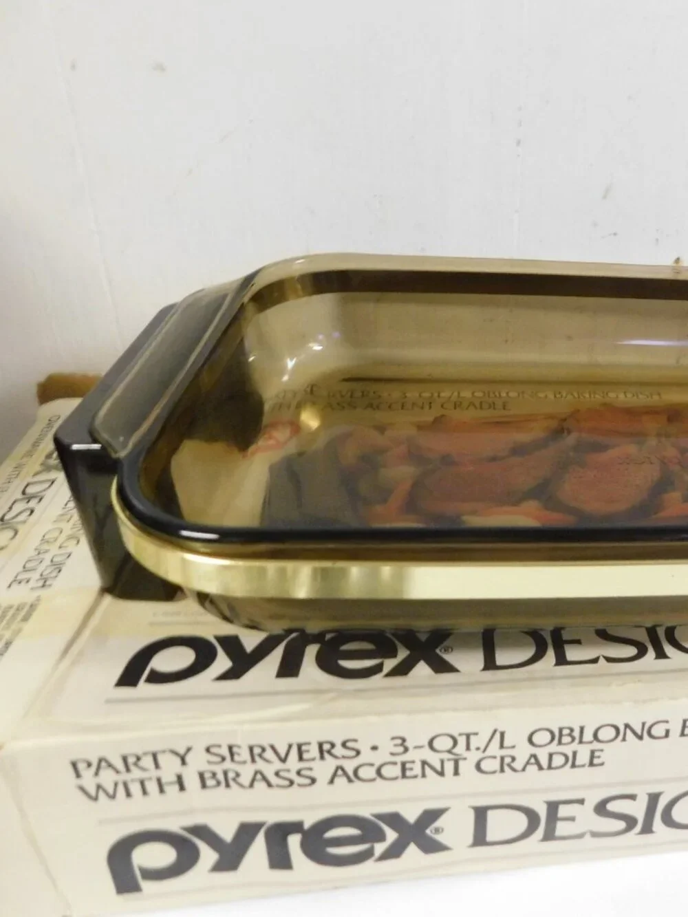 Pyrex Designs Ovenware with Flair Party Server 3 Qt Baker Dish w/ Brass Cradle